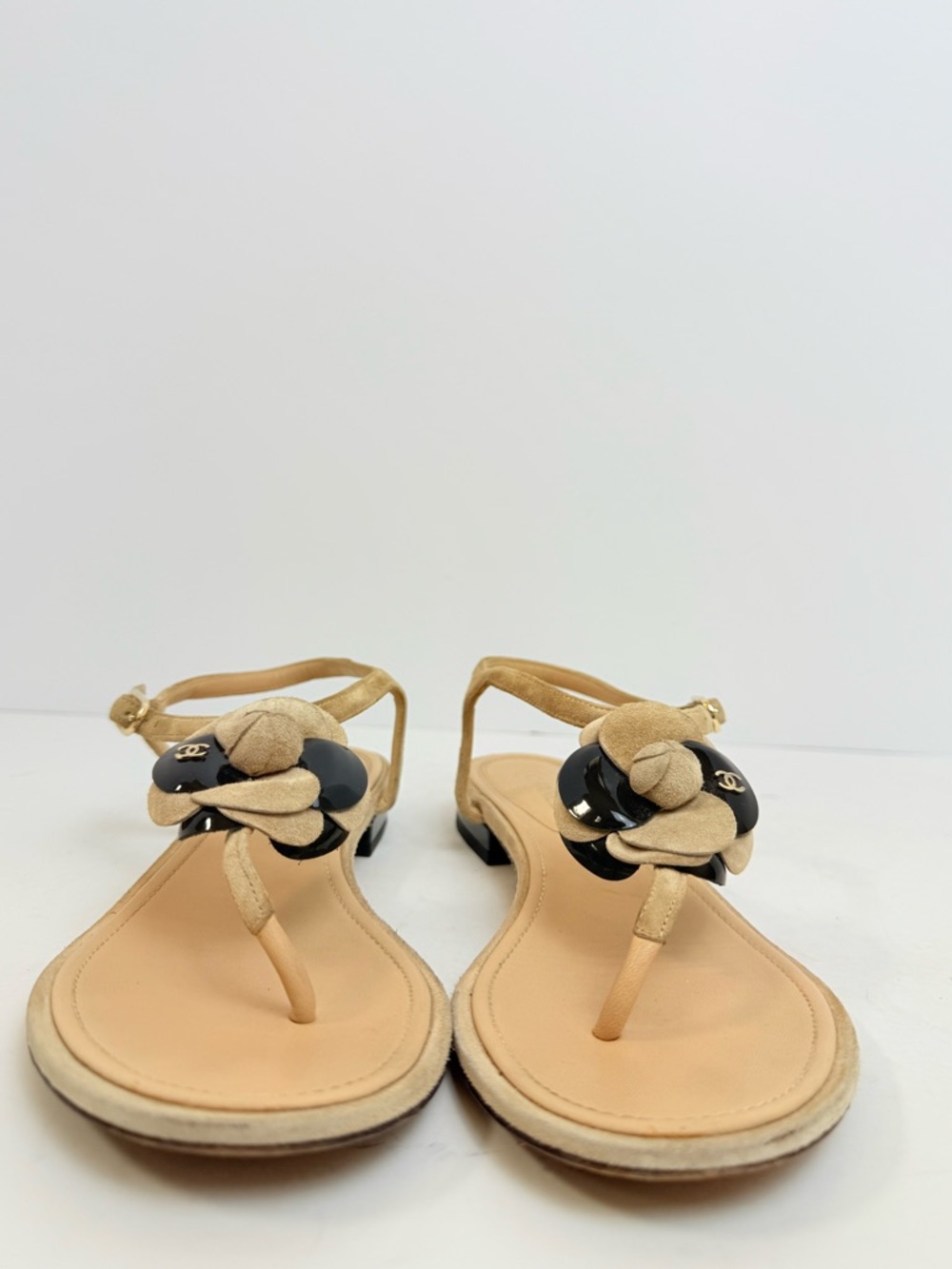 Chanel Camellia Thong Sandals 2016 Beige Suede CC Resin Flower Flats EU 38.5 - Picture 3 of 11